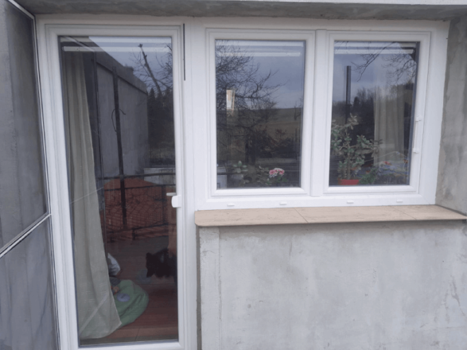 Egy Zruč nad Sázavou-i ügyfél kétszárnyú műanyag ablakot választott fehér ablakpárkánnyal és rovarhálóval együtt.