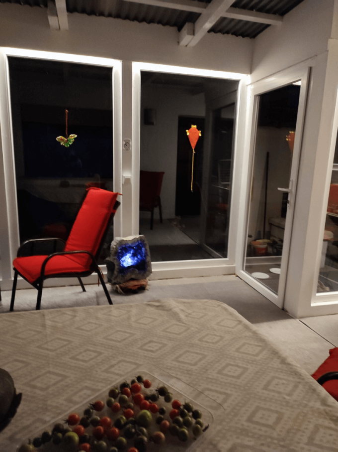 Hat fix műanyag ablak és egy oldalsó bejárati ajtó beépítése