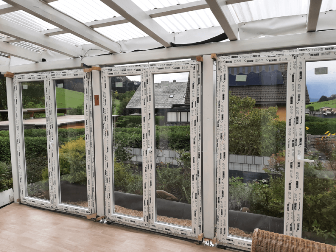 Az ügyfél a konfigurátorban három kétszárnyú erkélyajtót választott ki a REHAU SmartLine+ Classic profilból.