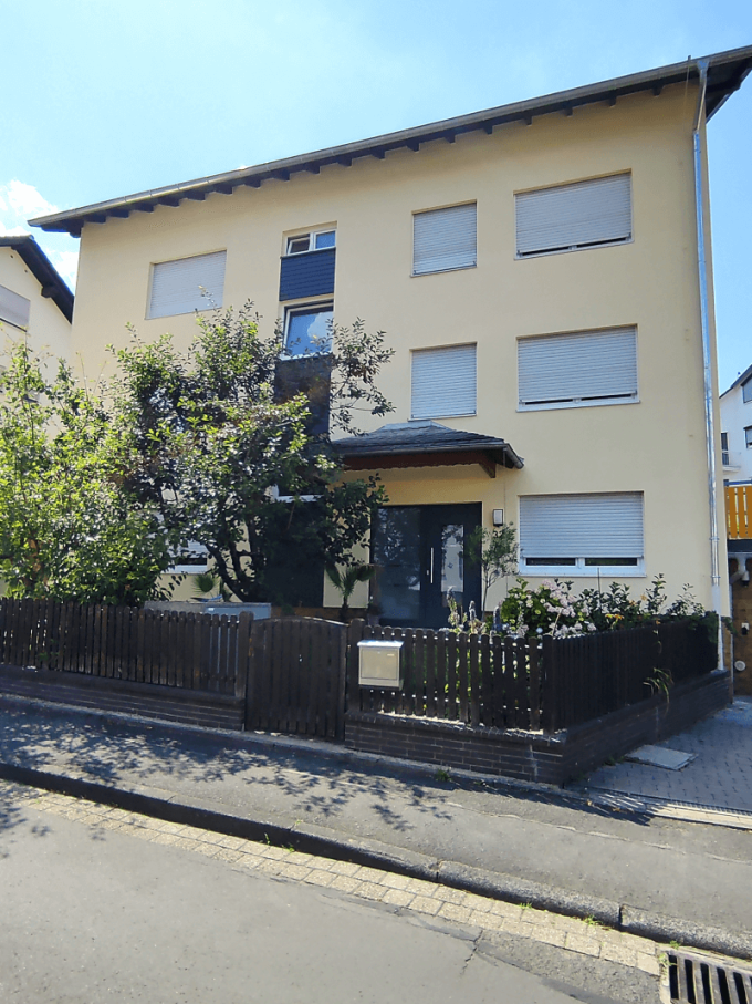 Egy német ügyfél REHAU Synego AD Classic profilú PVC ablakokat és strapabíró alumínium ablakpárkányokat rendelt.