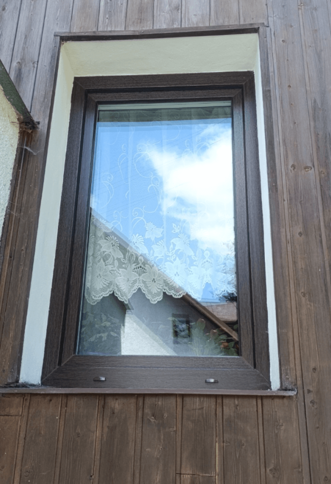 PVC ablakok megvalósítása REHAU Synego AD Classic profilban, sötét tölgy dekorban