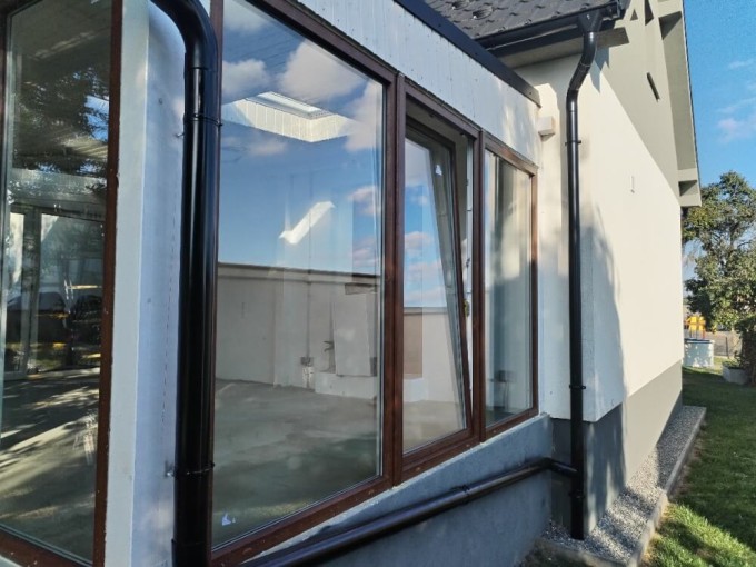 Három erkélyajtó szerkezet kivitelezése REHAU SmartLine+ Classic profilban aranytölgy dekorral