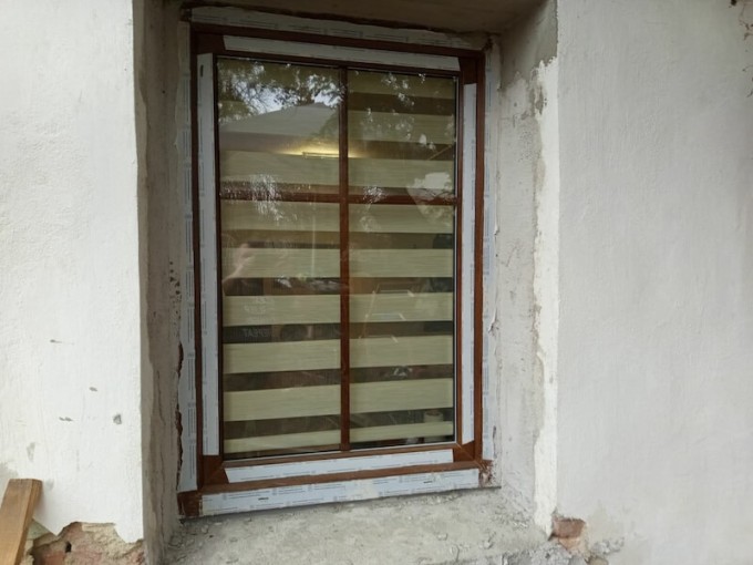 Az ügyfél egyszárnyú ablakot rendelt üvegközi álosztókkal, arany tölgy mintázatban