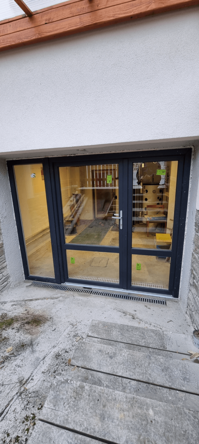 Egyedi gyártású, háromszárnyú erkélygarnitúra megvalósítása modern antracit színben, homokszórt textúrával