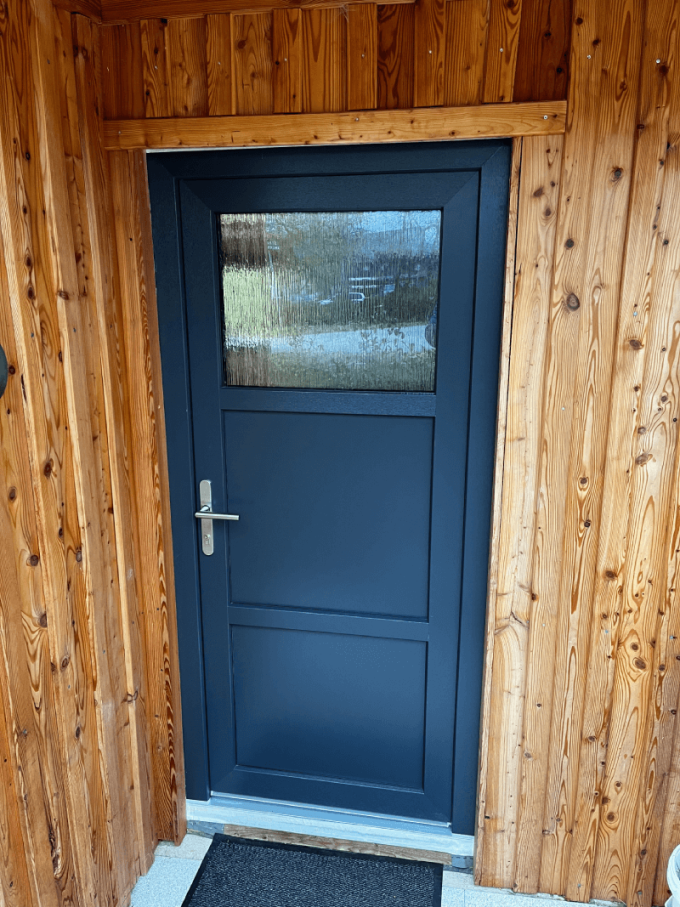 Az ügyfél az online konfigurátorban két bejárati ajtót állított össze antracit színben, fa mintázattal.