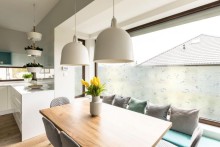 A statikus ablakfóliák átengedik a fényt, miközben biztosítják a magánélet védelmét