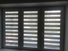 Redőny nappal és éjszaka nyitott állapotban