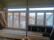 Fehér ablakok a manzárdban felülvilágítóval