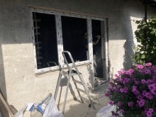 Az erkély-készlet szerelésének menete