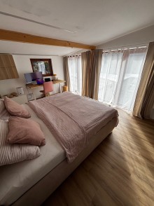 A nagy ablakok világossá teszik a hálószobát