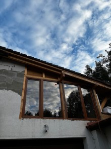 Két szett, amely egy fix ablakból és egy erkélyajtóból áll